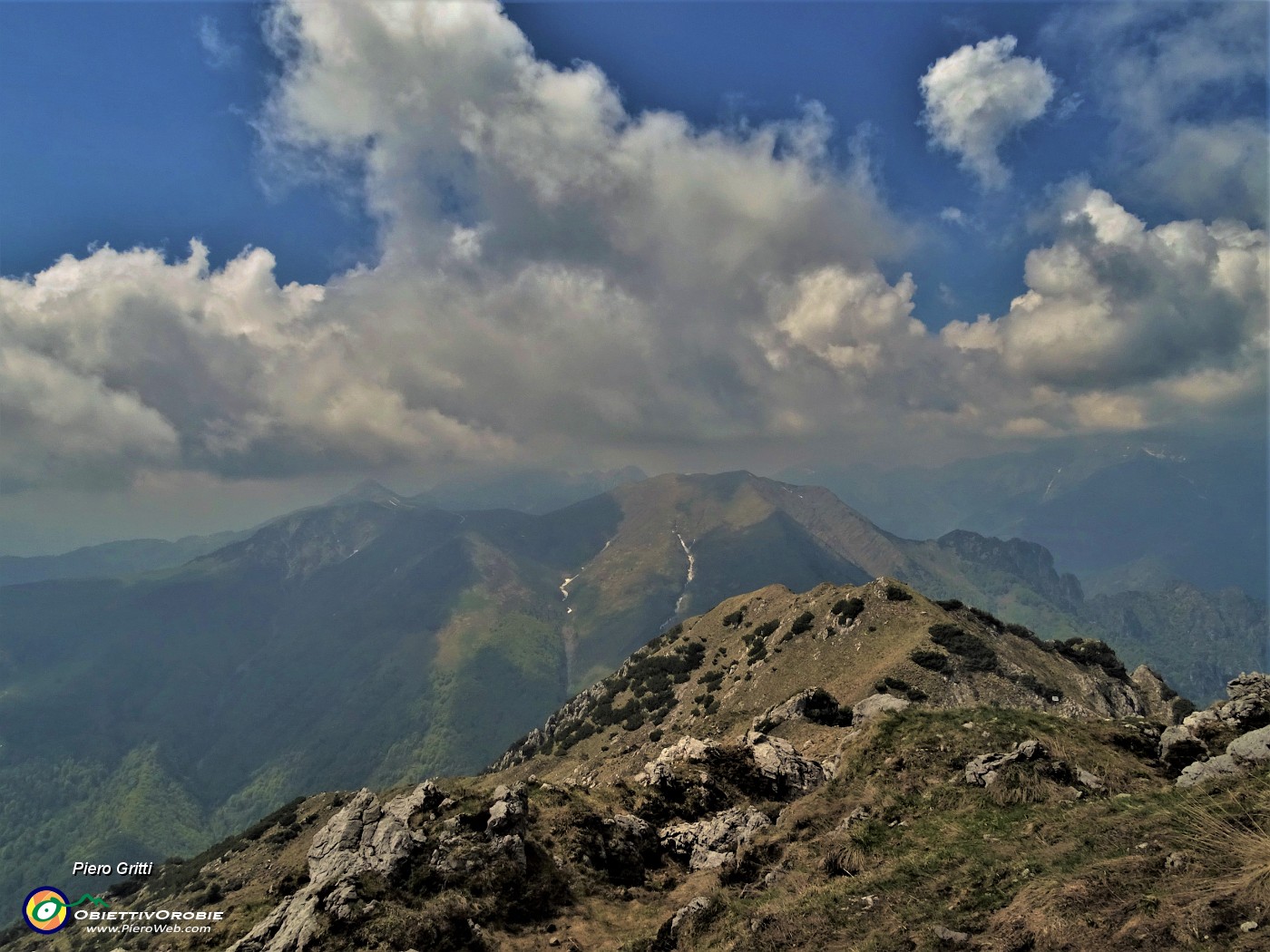 83 Dalla vetta del Venturosa vista verso il Baciamorti .JPG